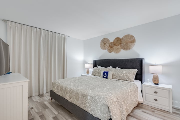 Deuxième chambre principale avec tous les nouveaux meubles, matelas et draps et accès au balcon