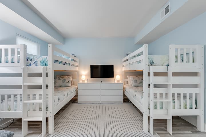 Refuge parfait pour les enfants avec leur propre téléviseur intelligent, pouf et rangement - Peut accueillir 4 + un parc pour bébé