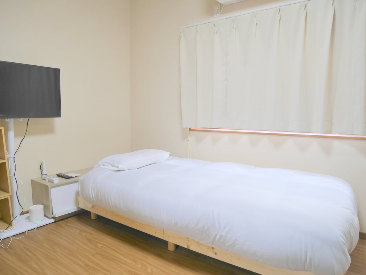 配有一张单人床和一台电视。