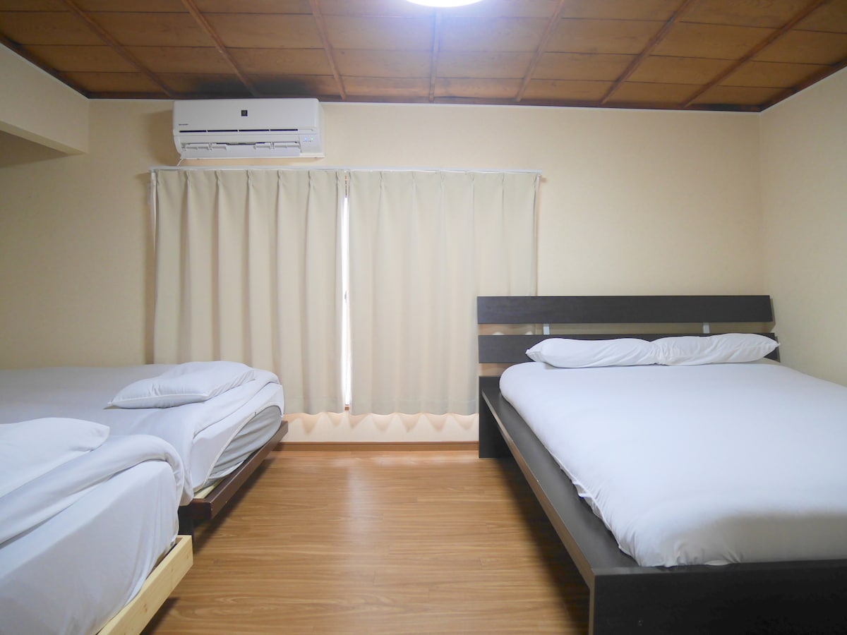 卧室位于二楼。有双人床、半双人床和单人床。