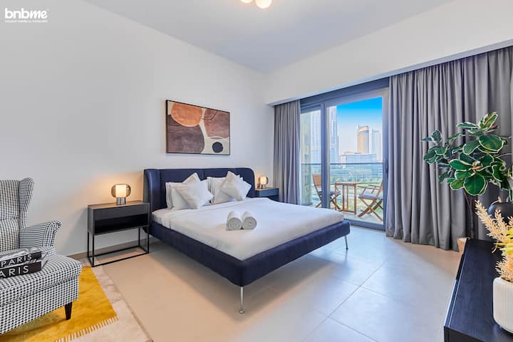 Amplio dormitorio principal con cama tamaño king, balcón privado con vistas directas al Burj Khalifa: disfruta de un sueño de lujo y de las mañanas con vistas al horizonte en el corazón de Downtown Dubai.