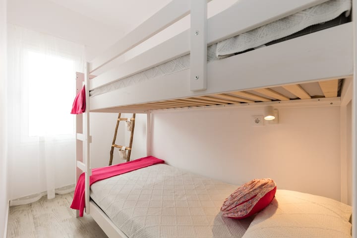 El tercer dormitorio da también a la parte trasera y está destinado a los niños