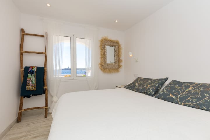 Dormitorio con cama de matrimonio...