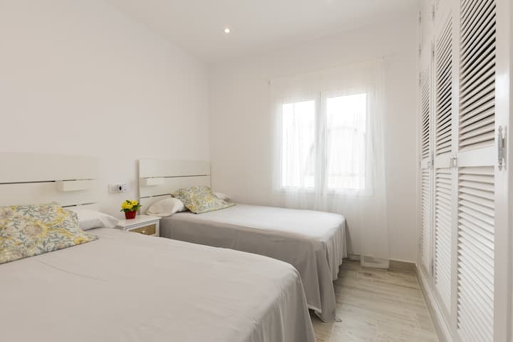 Este dormitorio da a la parte de atrás y dispone mosquitera, como todos los dormitorios