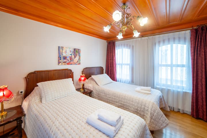 Chumba cha 5 cha kulala kiko kwenye ghorofa ya 2. Kuna vitanda 2 vya mtu mmoja.