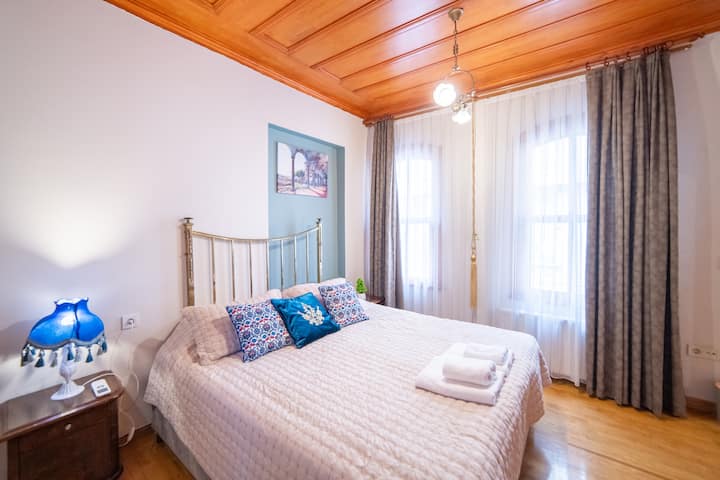 Chumba cha 3 cha kulala kiko kwenye ghorofa ya 1. Kuna kitanda cha watu wawili.