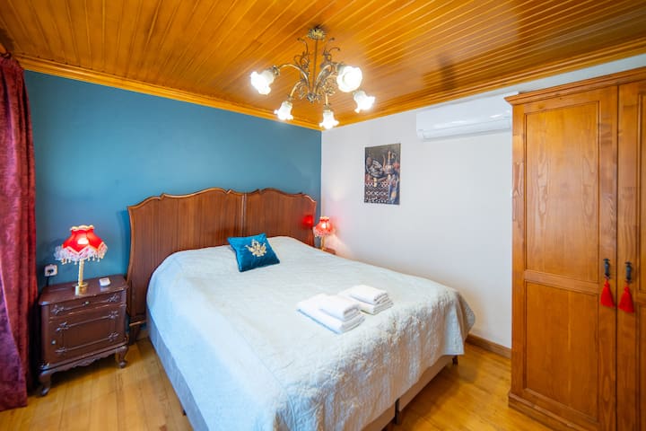 Chumba cha 6 cha kulala. Iko kwenye ghorofa ya 2. Kuna kitanda cha watu wawili.