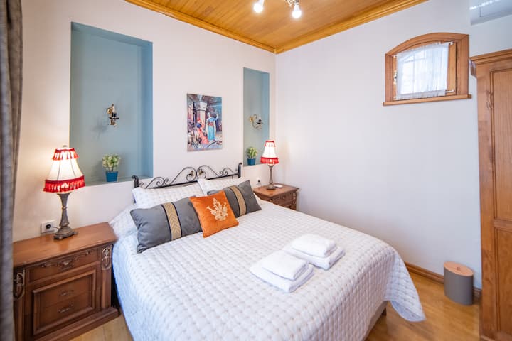 Chumba cha 4 cha kulala kiko kwenye ghorofa ya 1. Kuna kitanda cha watu wawili.