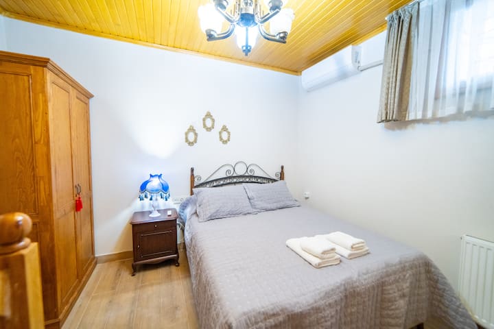 Chumba cha 2 cha kulala ghorofa ya 1 chini ya mlango. Kuna kitanda cha watu wawili na bafu.