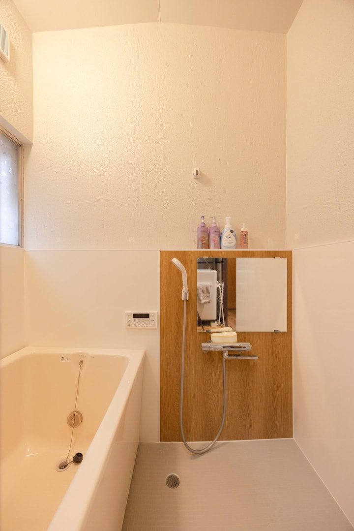 Shampoo, Conditioner, Body Soap and Make-up remover are ready.
シャンプー、リンス、ボディソープ、メイク落としを準備しています。