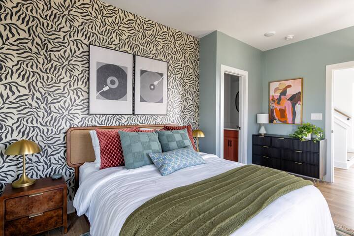 Vinyl&Velvet Lounge ~Rooftop+Igloo+Karaoke+Near DT gallery image 3