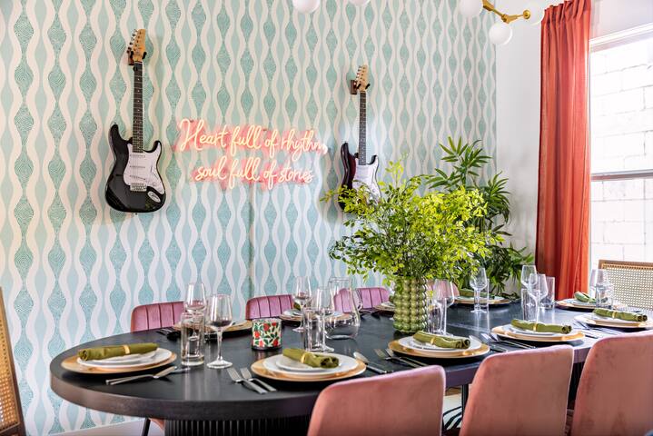 Vinyl&Velvet Lounge ~Rooftop+Igloo+Karaoke+Near DT gallery image 4