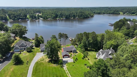 Lakefront Chic: Hot Tub Beach Game Room Grill Dock