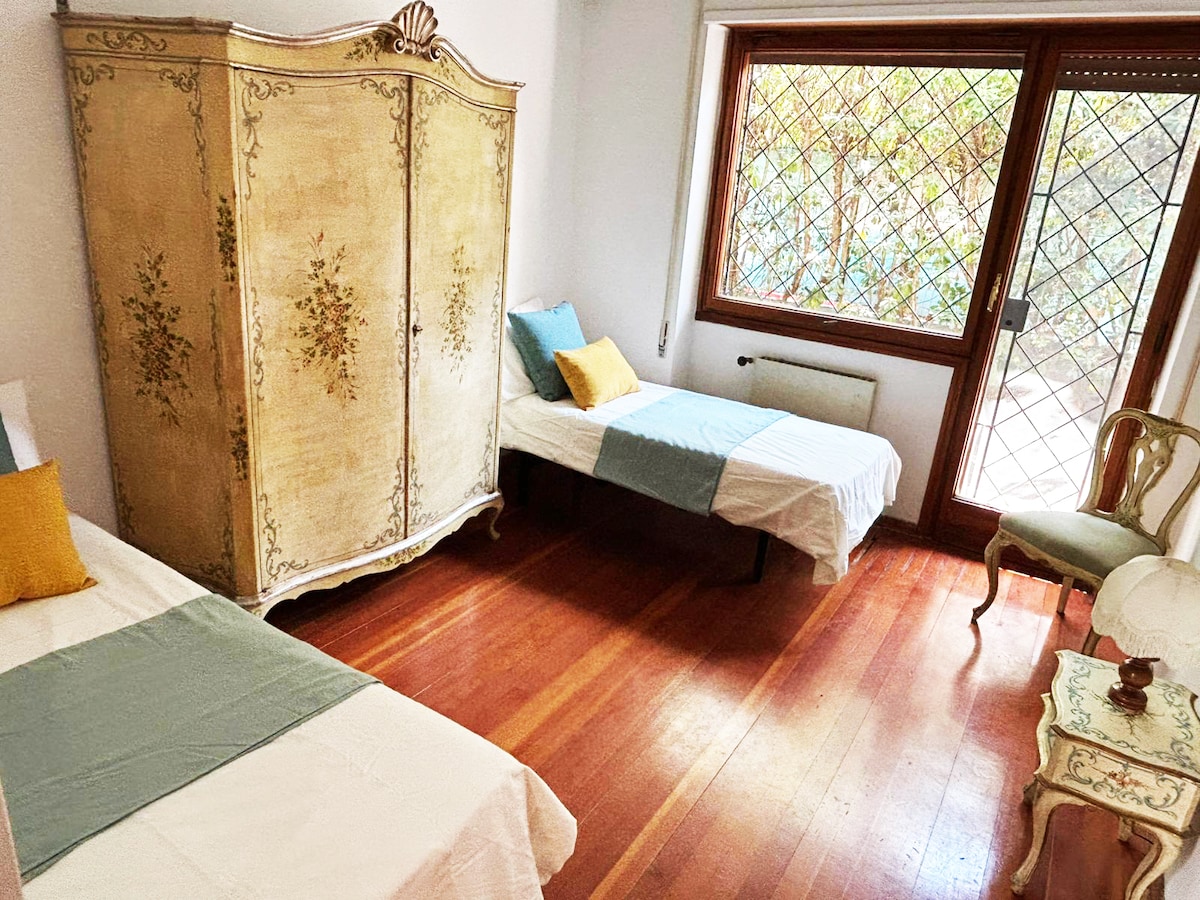 חדר עם שתי מיטות יחיד וגישה פרטית למרפסת עם נוף