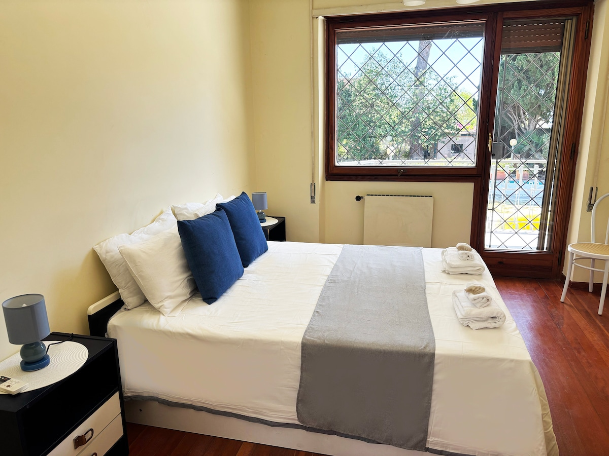 חדר שינה זוגי עם נוף לבריכה