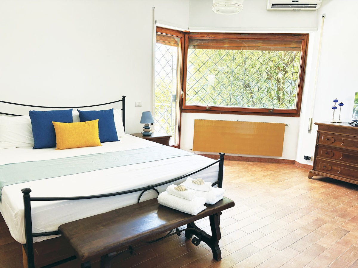 חדר שינה זוגי עם נוף לבריכה