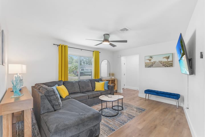 Chic Coastal Getaway/heated Pool - Largo, FL