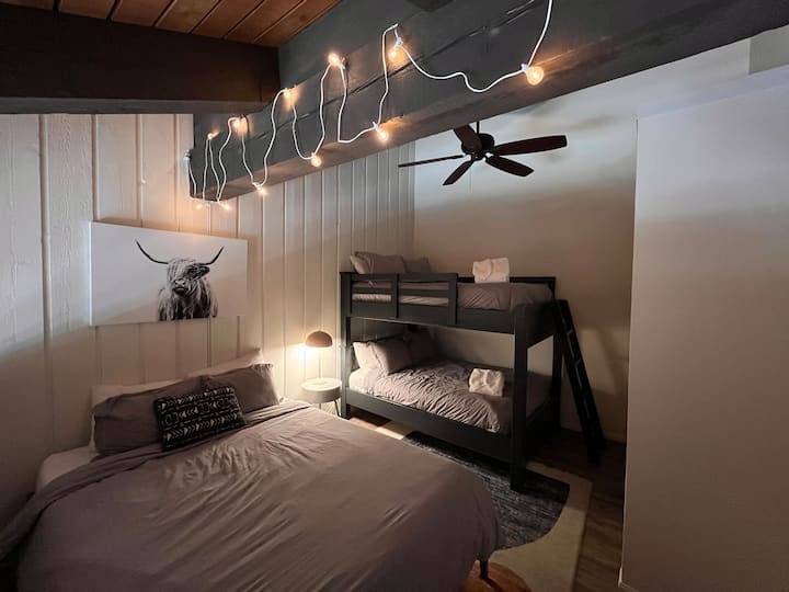 Простор за спиење на поткровје со брачен кревет (широк 150-179 см) и кревет на спрат со целосна големина. Вклучува плакар во целосна големина со закачалки на крајот од креветот. Поткровјето има врата за да се одвои од ходникот на горниот кат, но е отворено кон трпезаријата на долниот кат.