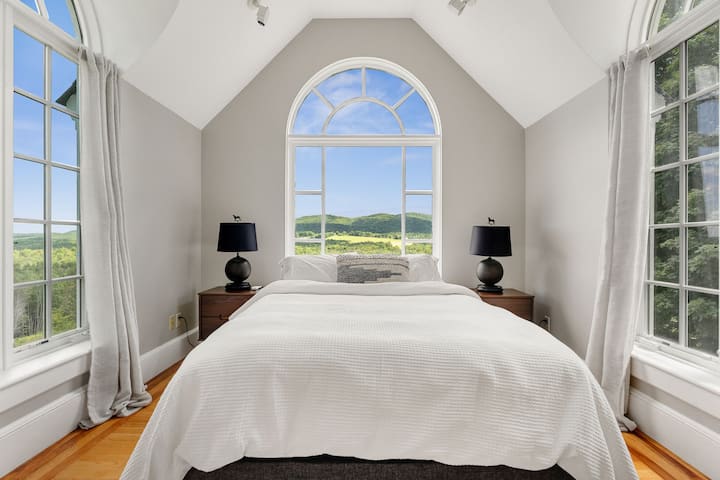 Брачна спална соба на вториот кат од главната куќа, Блу Хејвен.