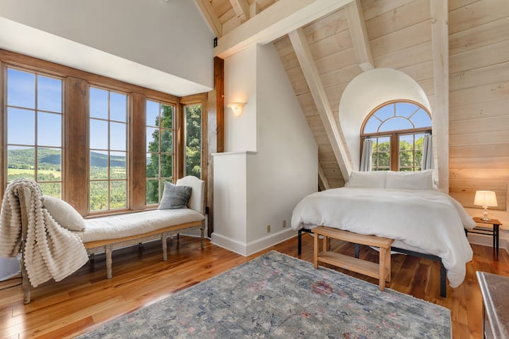 Брачна спална соба во главната куќа, Блу Хејвен на третиот кат.