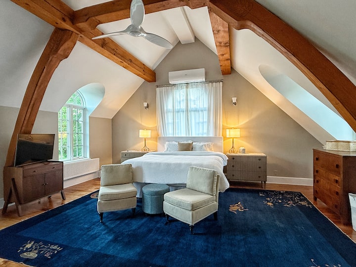 Брачна спална соба на вториот кат во главната куќа, Блу Хејвен.