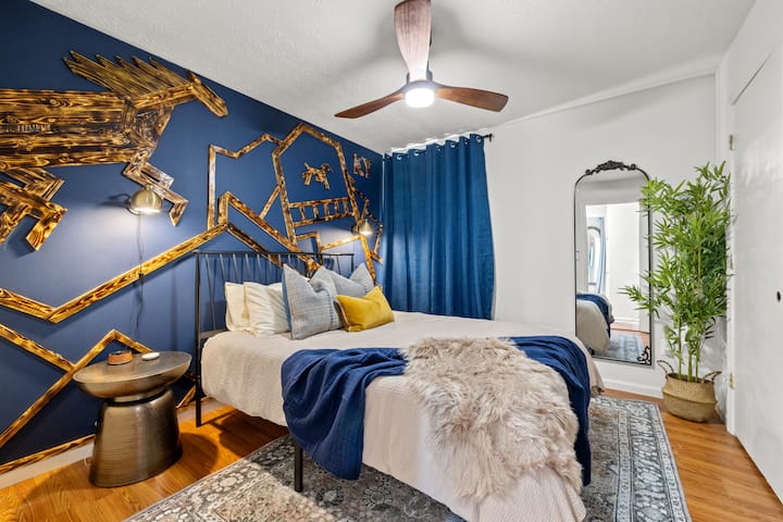 Drift off in the cozy queen bed after a day of distillery hopping, with a mattress guests rave about and your choice of soft or firm pillows for the perfect night’s sleep.