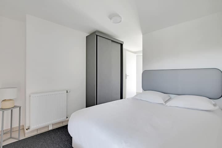 Პირველი საძინებელი 152 × 203 სმ ზომის საწოლით 