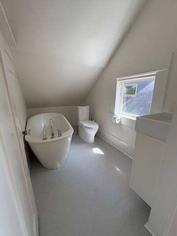 Kits Point Entire House – 1 Block to Beach gallery image 3