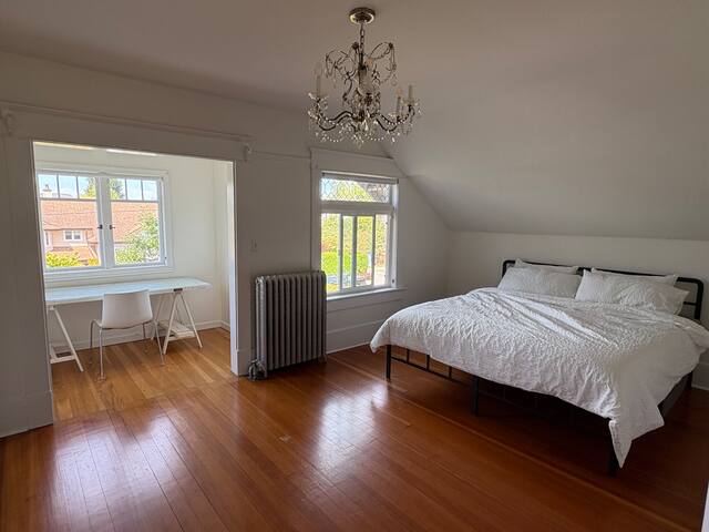 Kits Point Entire House – 1 Block to Beach gallery image 4