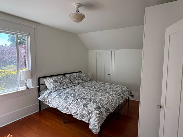 Kits Point Entire House – 1 Block to Beach gallery image 5