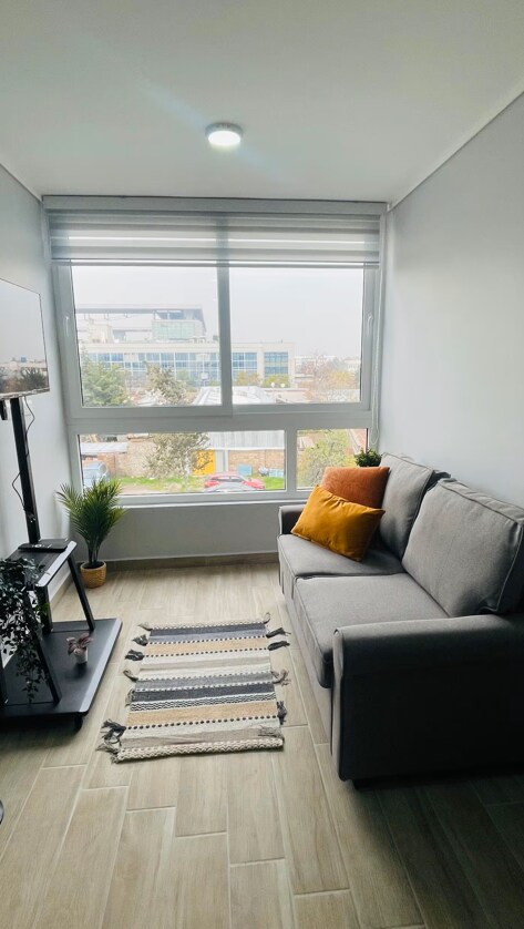 一间明亮实用的客厅，配有一张舒适的单人沙发床。 非常适合白天放松或夜间接待房客。 该空间兼具实用性和时尚感，非常适合阅读、休息或观看电影。