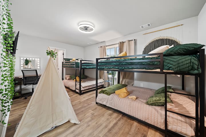 Удобна и разновидна! Оваа спална соба вклучува два кревета на спрат, биро погодно за работа со брз Wi-Fi и удобен шатор за играње кој децата ќе го обожаваат
