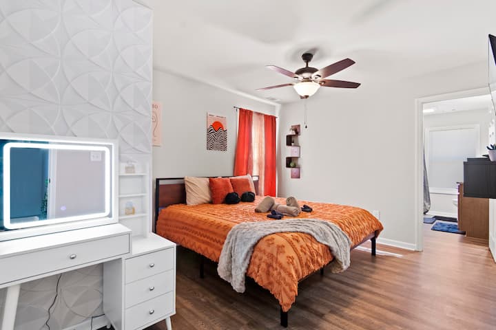 Уживајте во олицетворение на релаксација и удобност секоја вечер. Гледајте го омилениот филм или телевизиско шоу од удобноста на креветот.