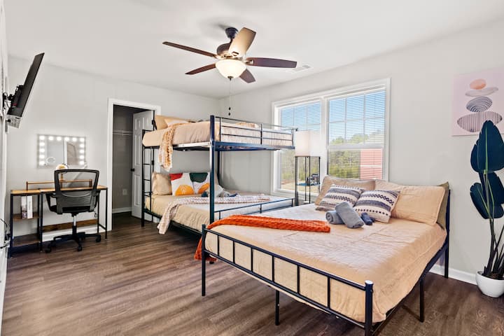 Спијте со стил! Оваа удобна спална соба има забавен кревет на спрат и удобен двоен кревет - совршен за семејства, пријатели и незаборавни преспивања.