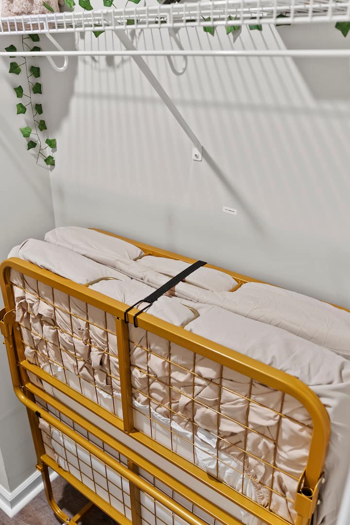 Удобен подвижен кревет - совршен за дополнителни гости и дополнителна удобност!
Прашајте за рано пријавување пред 16 часот или доцно одјавување по 10 часот