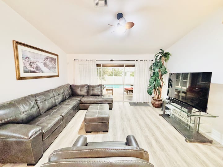 Charming 3br Retreat W/ Heated Pool & Lanai - Lehigh Acres, FL