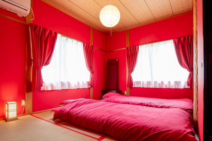 赤の間：床の間付き6畳の和室。