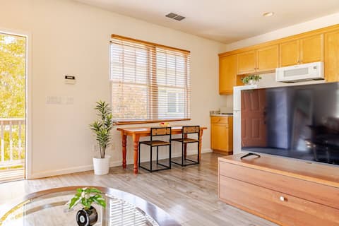Stylish Studio w/ King Bed + 55in TV + 2Car Garage