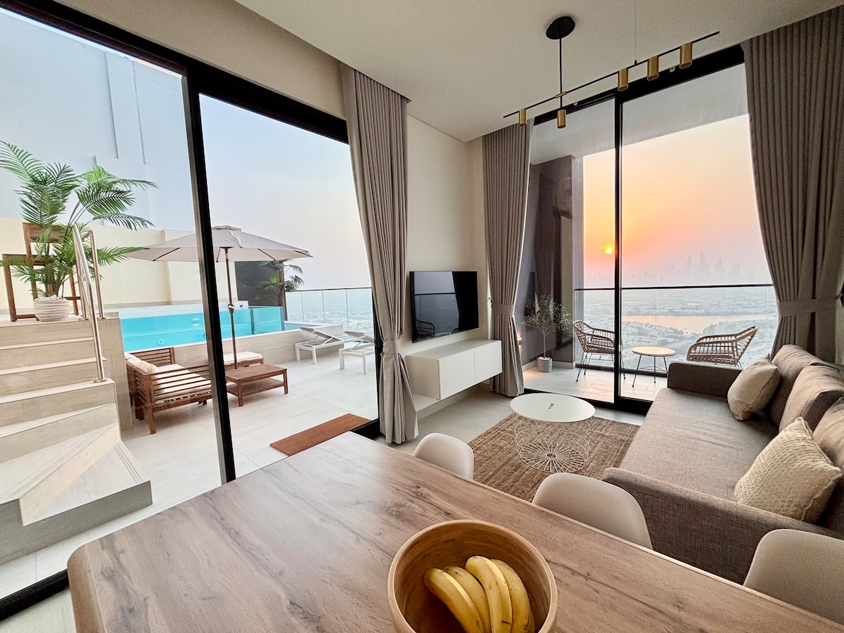 La elegante sala de estar combina comodidad y elegancia con un gran sofá y un televisor inteligente sin edificaciones de 55 pulgadas. Disfruta de las comidas en la mesa de comedor de seis plazas mientras disfrutas de impresionantes vistas del piso al techo. Una práctica apertura de cocina se suma a una experiencia gastronómica refinada.