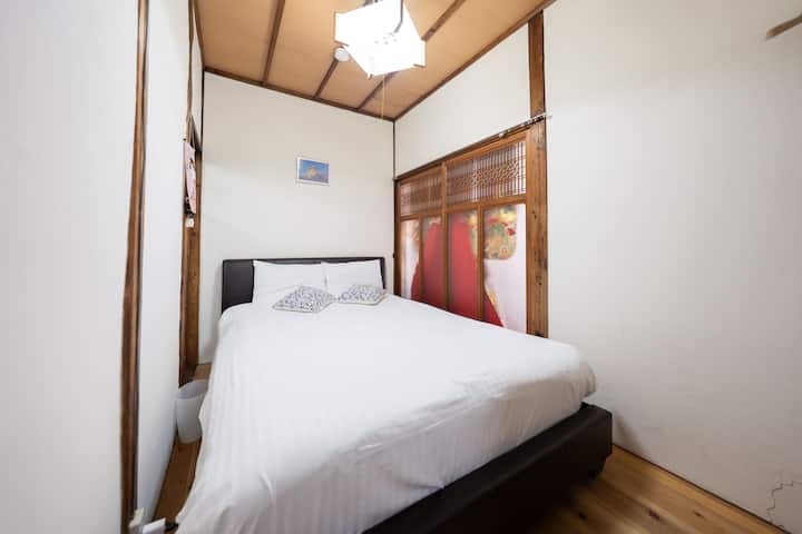 Détendez-vous dans un lit double.