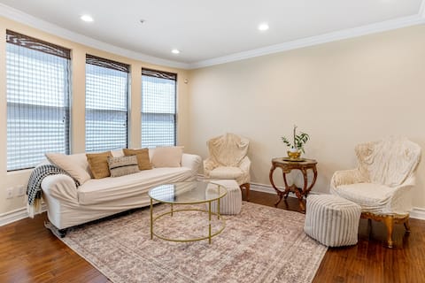 Popular Airbnb listing: Spacious 2BR Condo -Studio City! in Studio City
