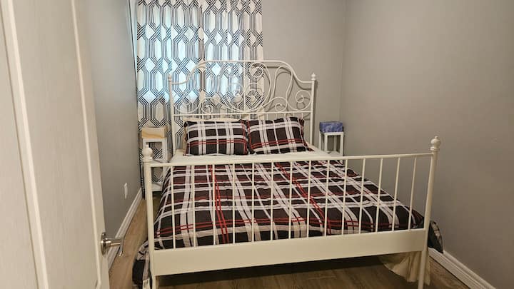 Chambre 4 avec un lit queen size (premier étage)