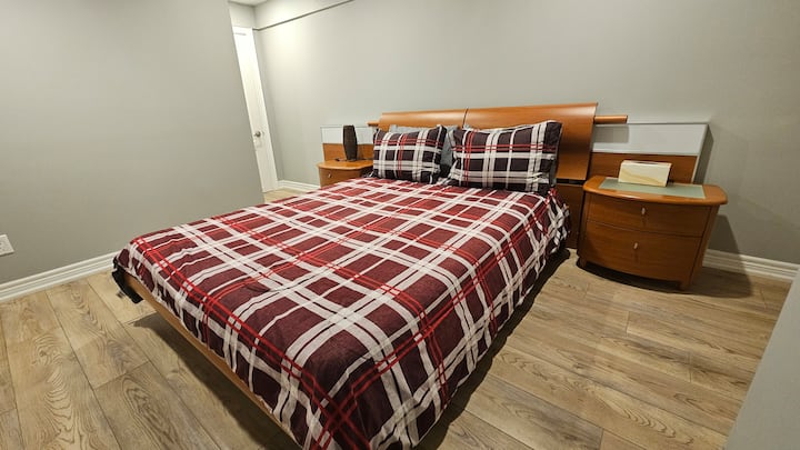 Chambre 2 avec un lit queen (premier étage)