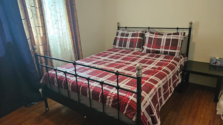 Chambre 7 avec un lit queen size (rez-de-chaussée)