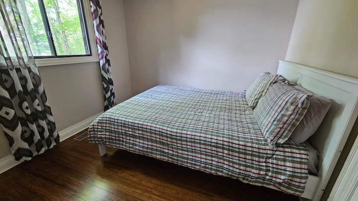 Chambre 5 avec un lit queen (rez-de-chaussée)