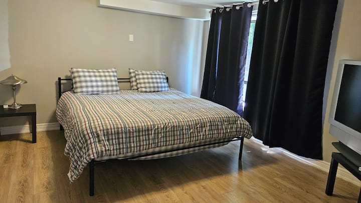 Chambre 1 avec un lit king size (premier étage)