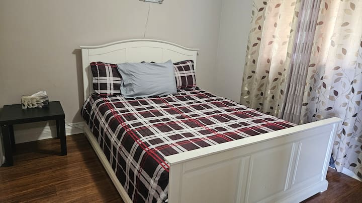 Chambre 6 avec un lit queen (rez-de-chaussée)