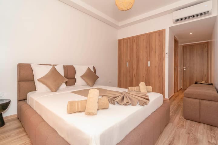 Bandari salama iliyo na mistari safi, kitanda cha ukarimu, vifaa bora na hifadhi iliyojengwa ndani huunda starehe dhahiri. Na ili kupanua uzuri, ufikiaji wa moja kwa moja kwenye mtaro mkubwa unakualika ufurahie mwanga na utulivu mara tu unapoamka.