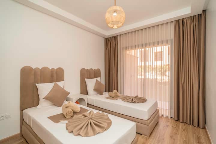 Katika mapambo laini na yaliyosafishwa, chumba kinaendana na matamanio yako: vitanda viwili vya kupendeza au vitanda tofauti, vya kifahari kila wakati. Mtaro wa kujitegemea hupanua cocoon hii angavu, kati ya starehe nzuri, maelewano ya kutuliza na kutorokea kwenye bustani.