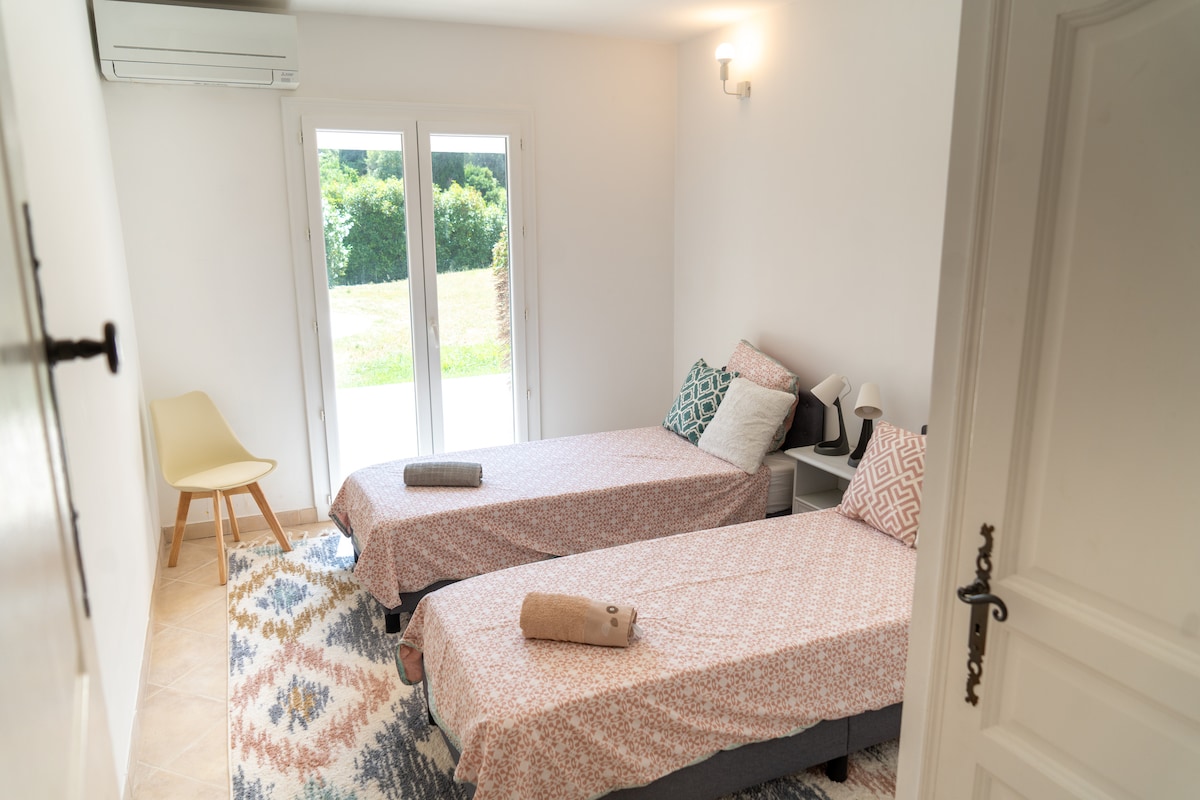 الحمام والمرحاض مواجهان لغرفة النوم، في الردهة. 

حجم السرير: 80 سم 